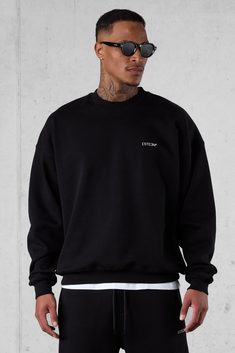 BLACK DISCREET OVERSIZED SWEATER